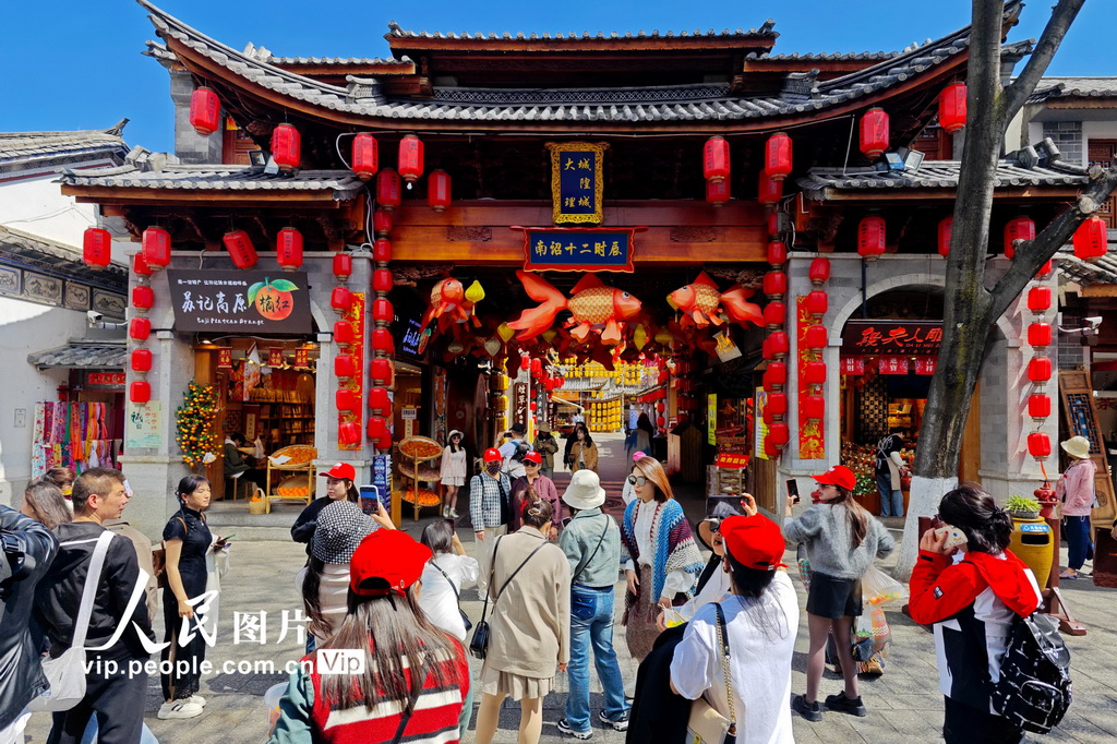 云南大理：古城游人如织