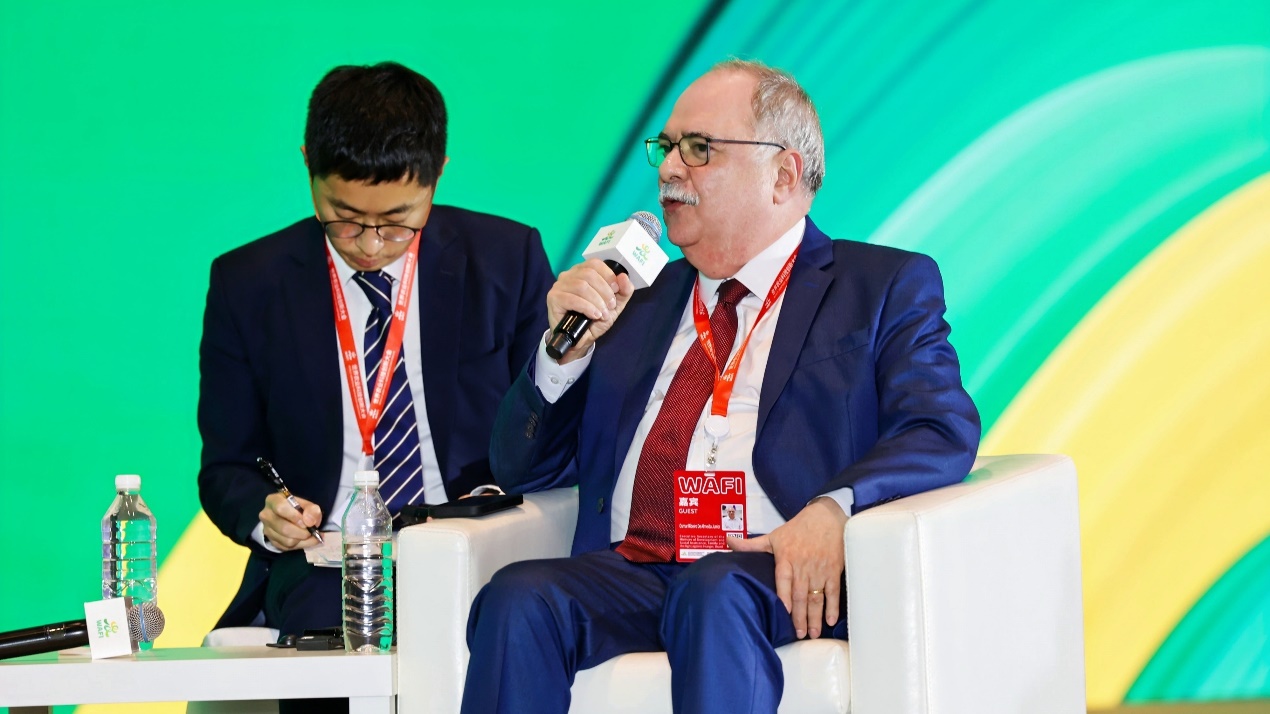奥斯马·朱尼尔在2024WAFI大会期间参加圆桌论坛研讨。中国农业大学工图