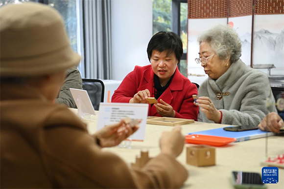居民在西安市未央区浐灞半岛社区养老服务站做益智游戏（11月28日摄）。