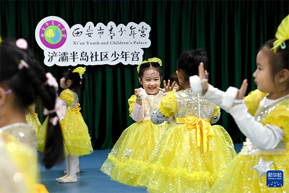 ?孩子们在西安市未央区浐灞半岛社区少年宫上舞蹈课（11月29日摄）。浐灞半岛社区引进西安市青少年宫的师资，在社区开设舞蹈、书法、声乐、航模等多项课程。