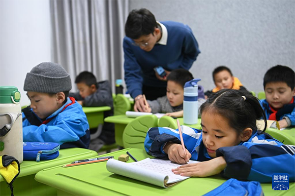 孩子们在西安市未央区浐灞半岛社区少年宫上书法课（11月29日摄）。