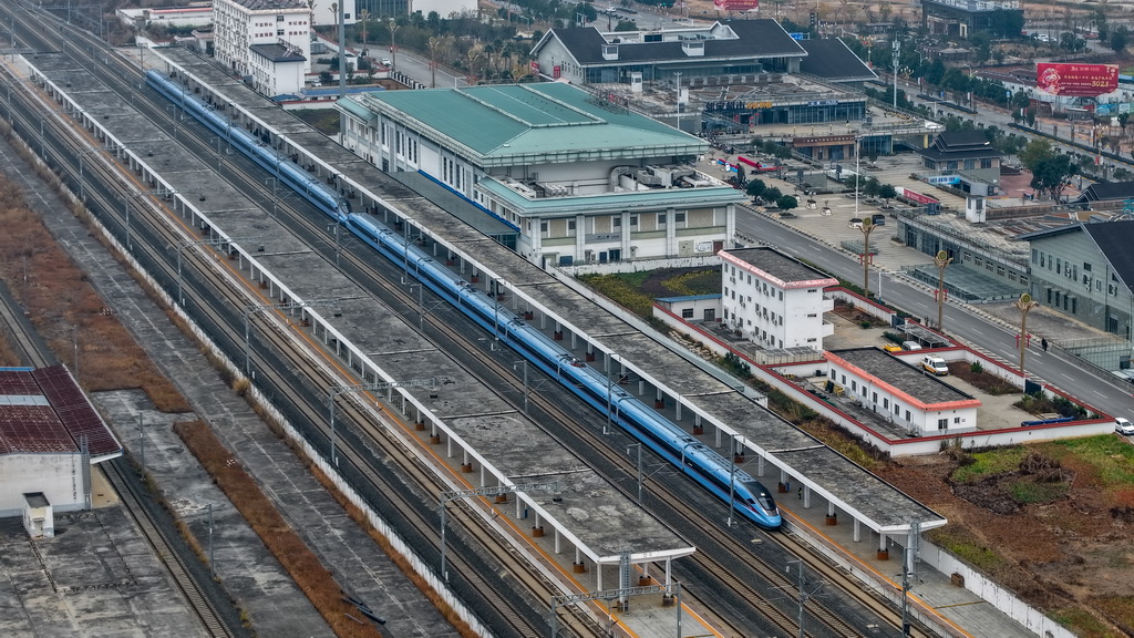 2月5日，务工专列D3832次列车驶出广南县站（无人机照片）。