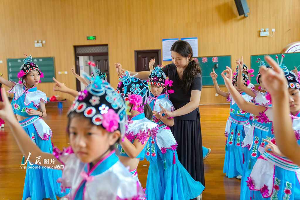 江西抚州：学习采茶戏