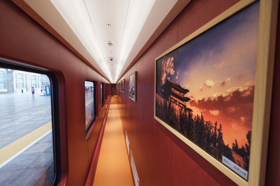 车厢内部分区域内的绘画作品展示。受访方供图