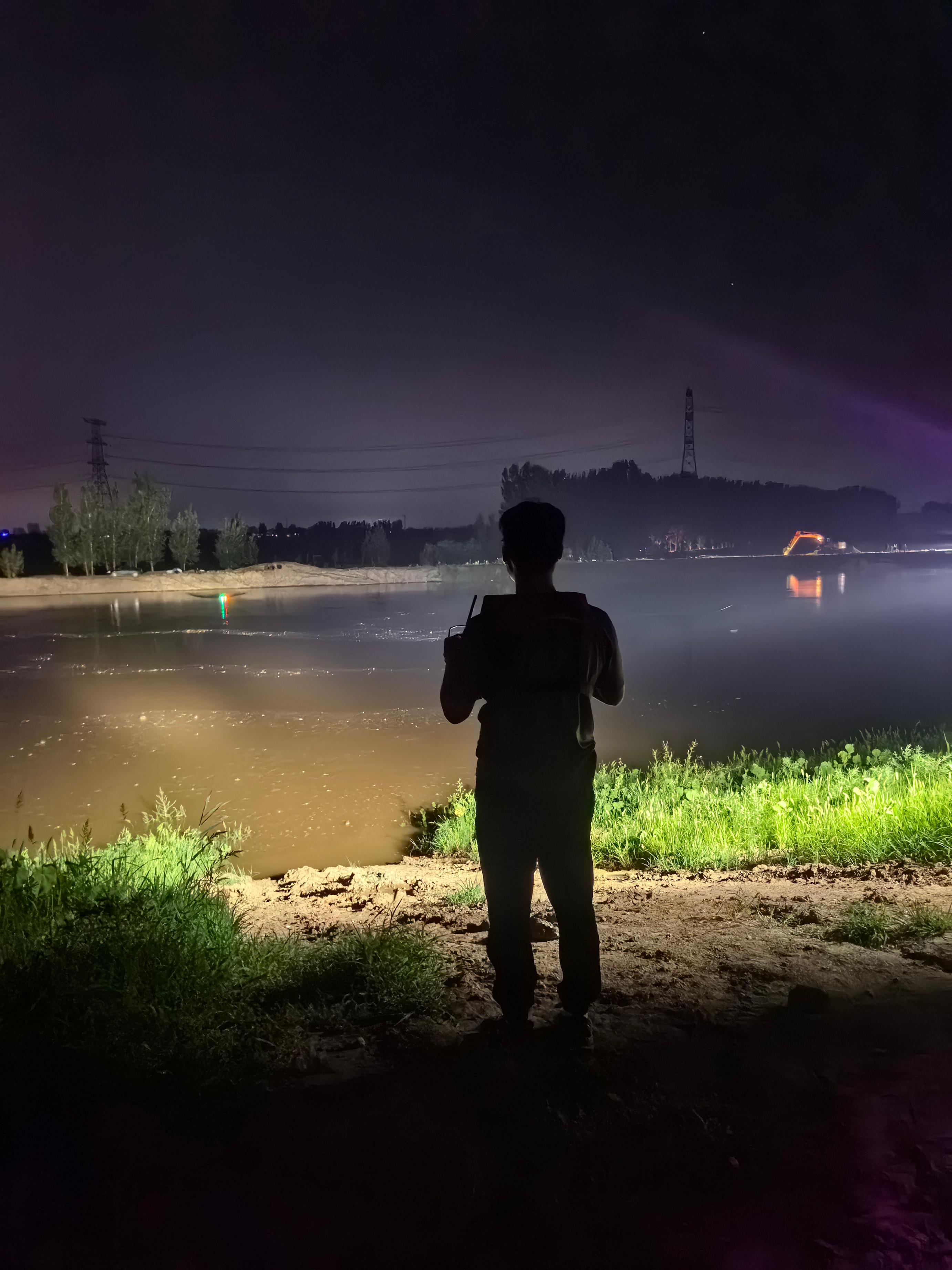 水文应急检测队员在夜间开展监测工作。受访者供图
