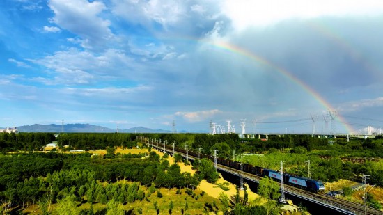 列车行驶在大秦铁路上。（受访对象供图）