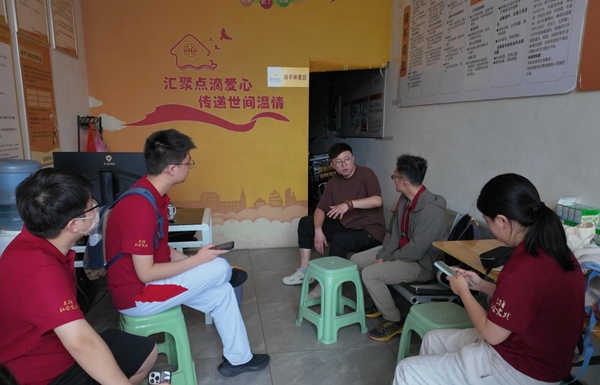 中国人民大学田野课堂师生在山东省菏泽市牡丹区与外卖站长访谈。校方供图