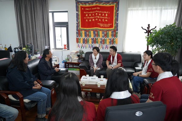 实践团师生与文艺工作者们围坐一堂。鲁嘉琪摄