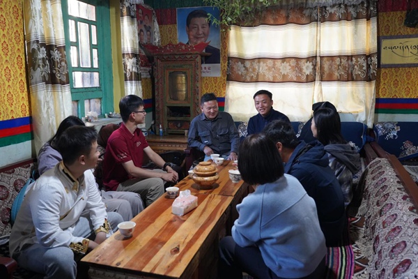 实践团师生走进村民家中调研。学校供图