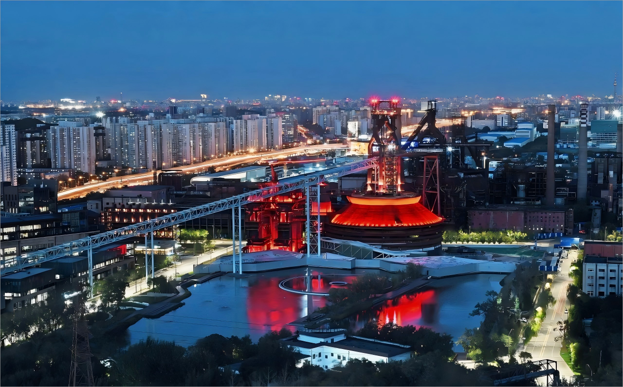 首钢园冷却塔夜景。图片来源：服贸会网站