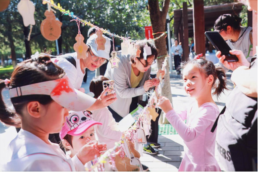 儿童和家长一起悬挂“环保心愿倡议”卡片。中国儿童中心供图
