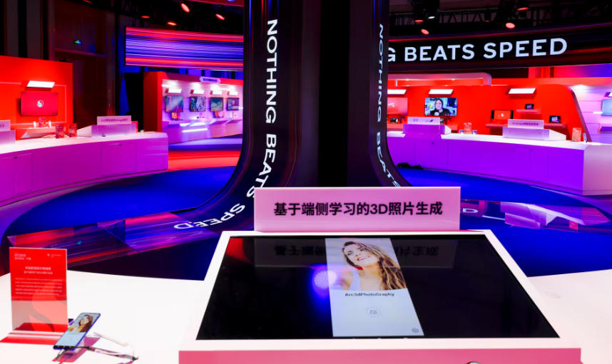 活动现场展示了一些列基于端侧AI的创新成果。受访者供图