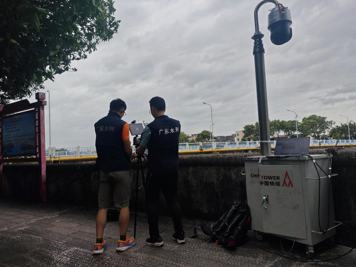 广东省水利厅应急通信队深入阳江市防台风第一线，全力做好水利应急通信保障工作。受访者供图