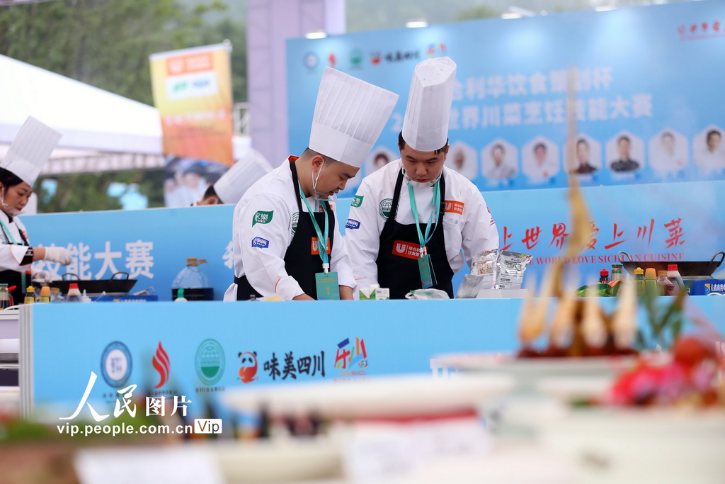 11月1日，2025世界川菜烹饪技能大赛现场，参赛厨师正在烹饪特色菜。李华时摄（人民图片网）