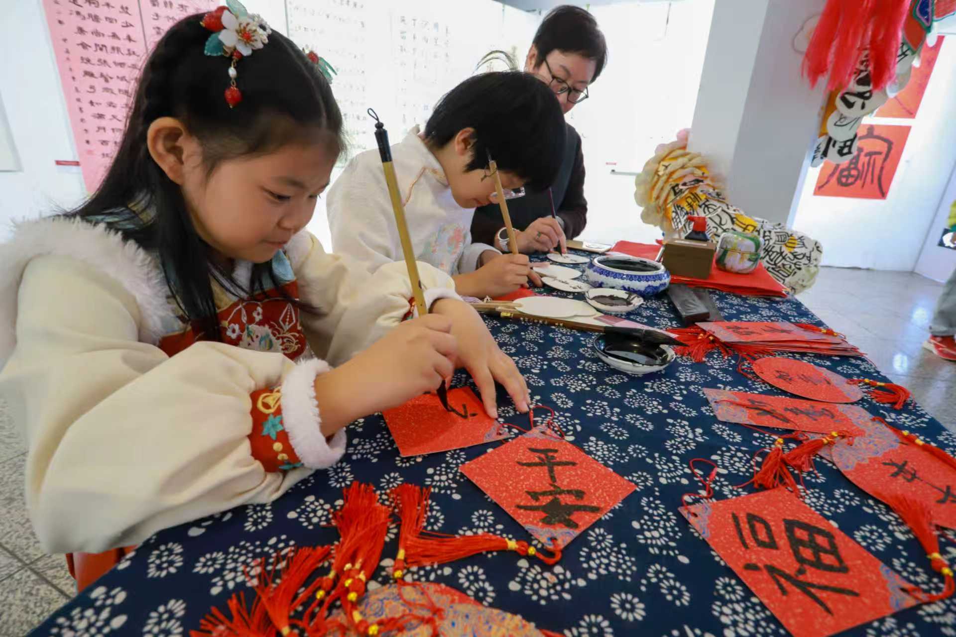 “金帆扬艺韵 纸墨绘新航”美育时光长卷展览。校方供图