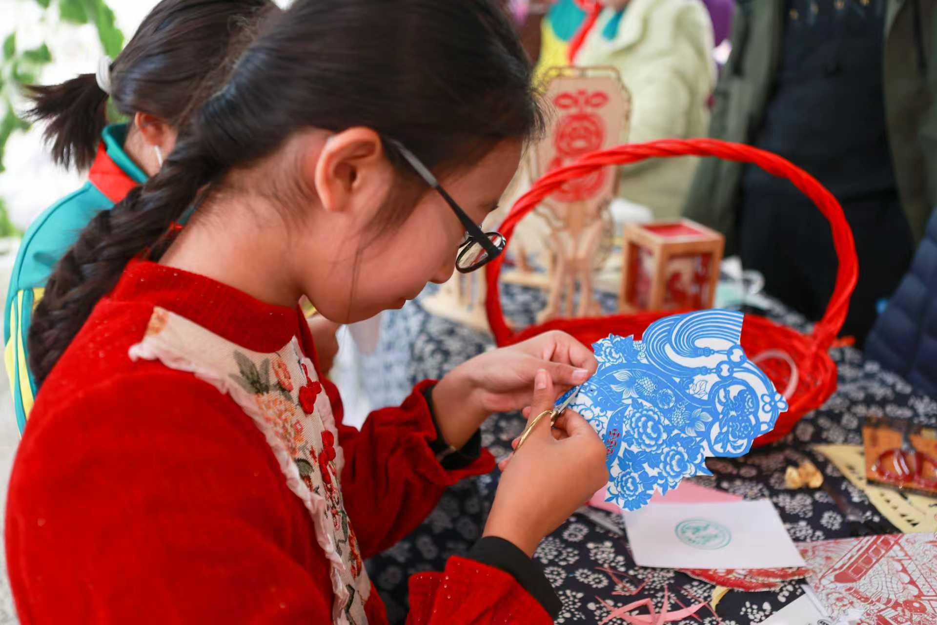 “金帆扬艺韵 纸墨绘新航”美育时光长卷展览