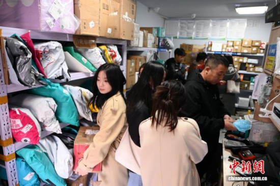 11月4日，呼和浩特民族学院校园周边的菜鸟驿站内，快件量增多。 中新网记者 刘文华 摄