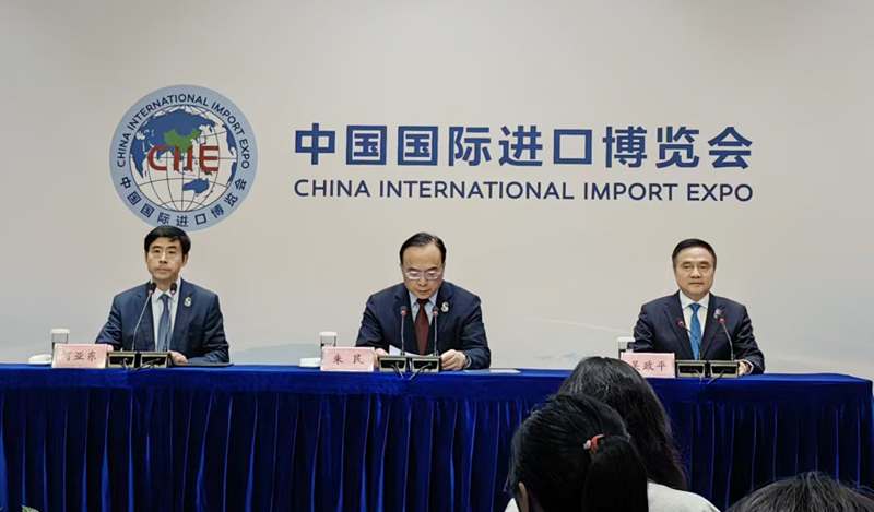 第八届进博会闭幕新闻通气会。人民网记者 唐小丽摄