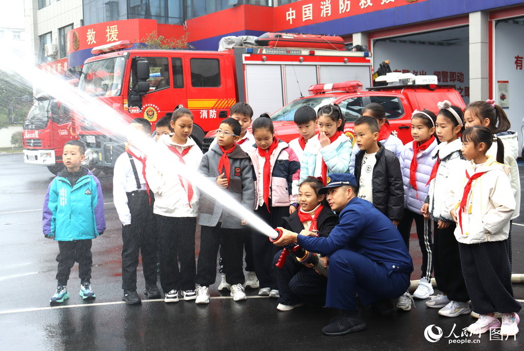11月8日，河南省新县的“小小红色讲解员”来到新县将军路消防救援站开展体验活动。人民网记者 王玉兴摄