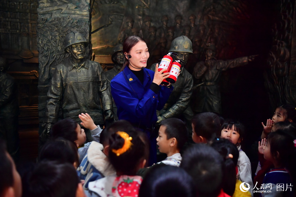 11月6日，江西省消防教育博物馆工作人员与孩子们进行互动，在游戏中让孩子学习消防安全常识。人民网记者 时雨摄