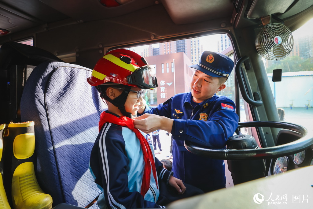 11月6日，沈阳消防走进校园开展119宣传活动。人民网 周颂雪摄