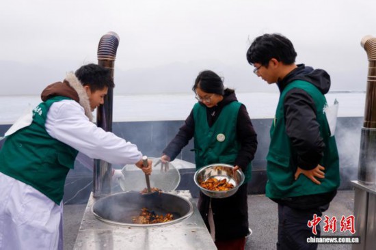 图为参赛选手在炮制台前炒制白术。中新社记者 肖健 摄