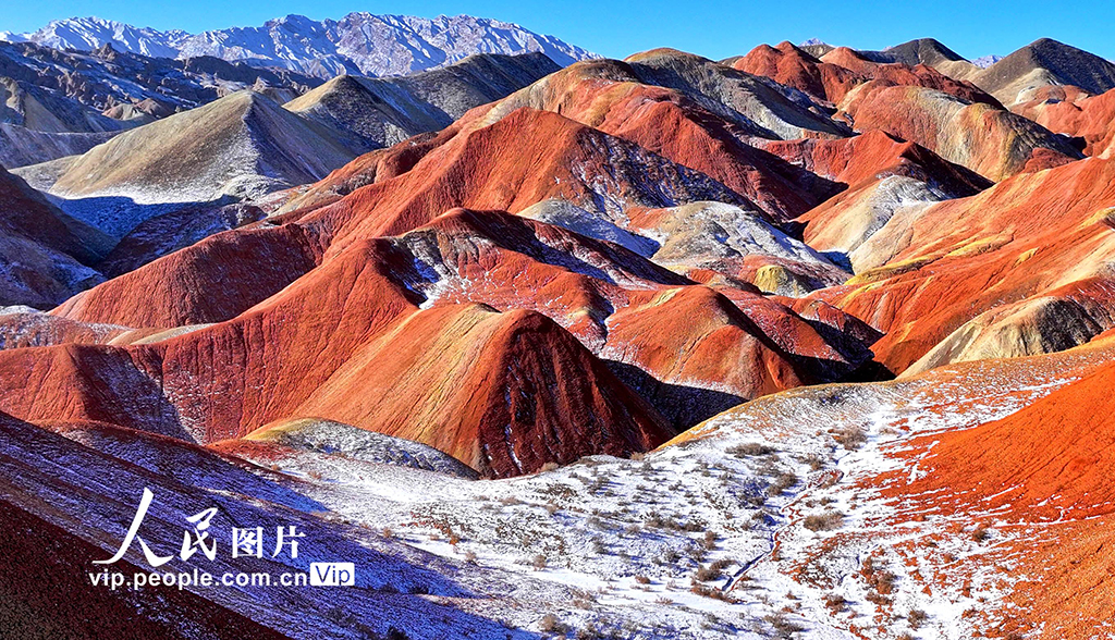 甘肃张掖：雪浴丹霞