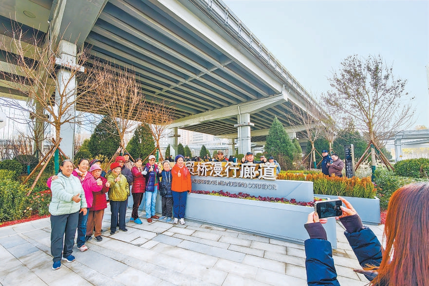 改造后,国贸桥桥下空间与周边环境有机衔接,构建精品绿化景观,打造多功能“漫行廊道”,拓展非机动车停车面积,缓解区域停车问题。 北京日报记者 邓伟摄