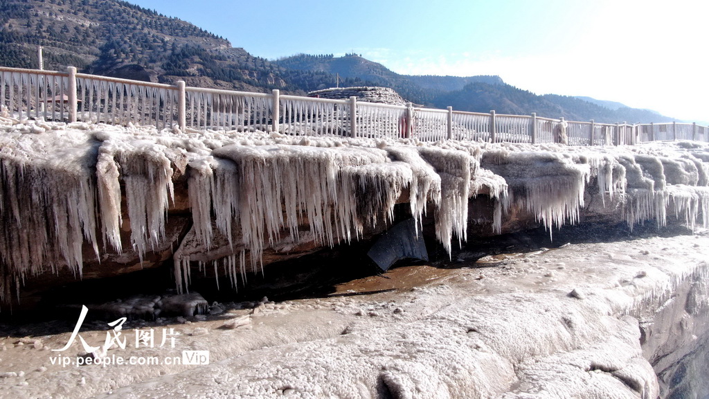 2025年12月6日，在位于晋陕交界的黄河壶口瀑布拍摄的冰挂景观。
