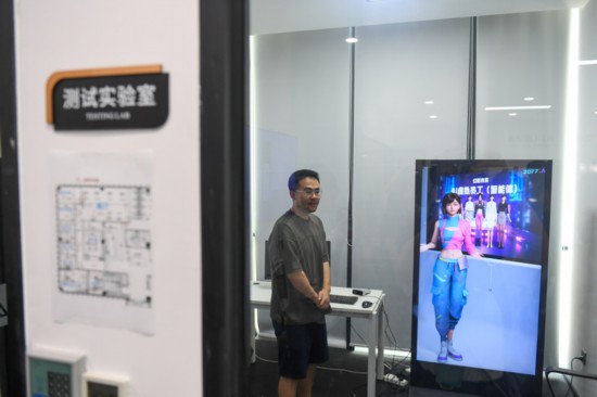 在深圳前海深港青年梦工场，工作人员在幻影未来公司的测试实验室与AI进行交互测试。 新华社记者 毛思倩 摄
