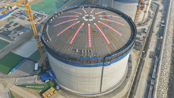 江苏华电赣榆LNG接收站首座储罐完成升顶。受访者供图