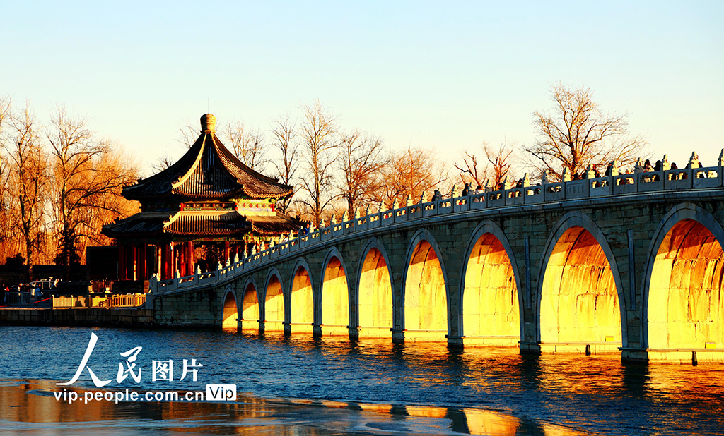 北京：颐和园十七孔桥现“金光穿洞”美景