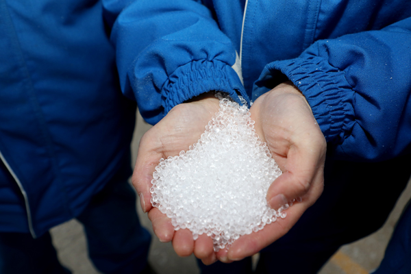 白色的POE(聚烯烃弹性体)颗粒。受访者供图