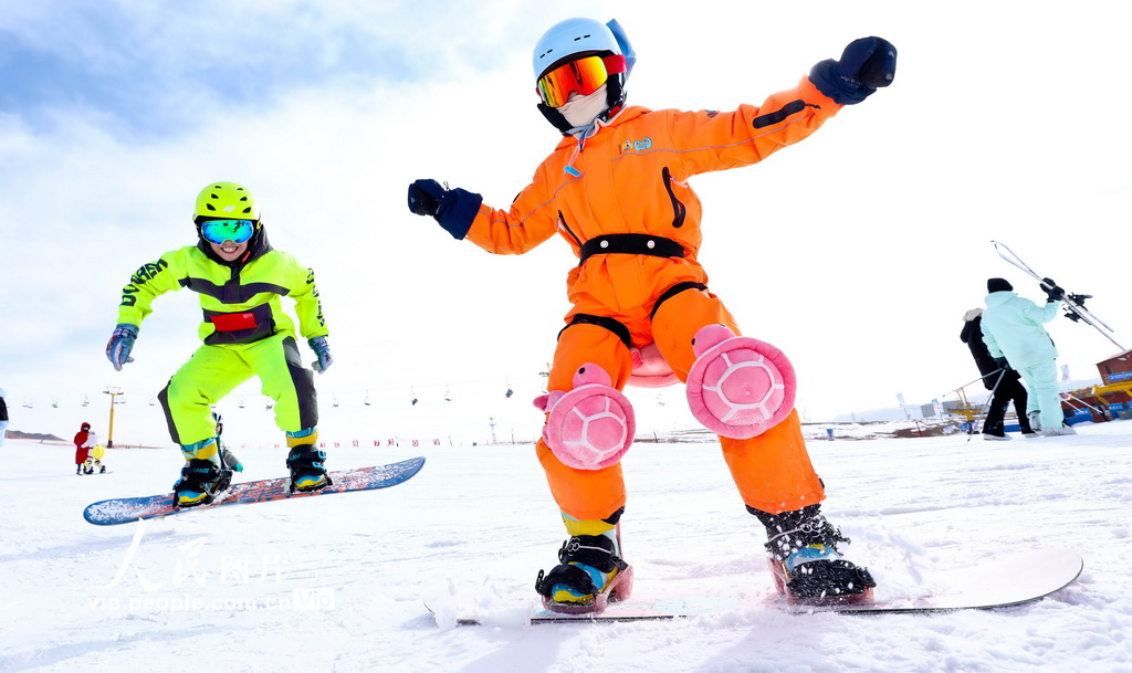 甘肃张掖：体验滑雪运动乐趣