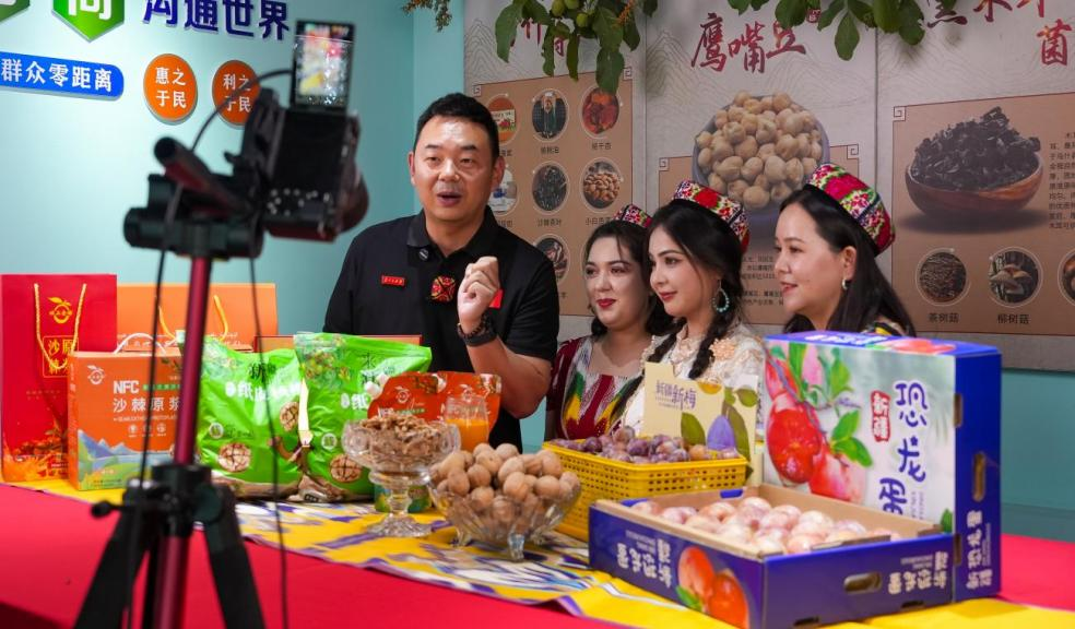 驻村第一书记朱星儒与本土年轻主播在直播介绍农产品。史启发 摄