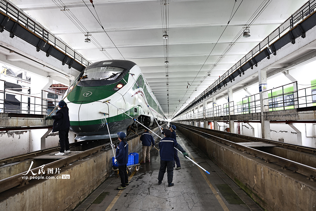 重庆：列车“体检”迎春运