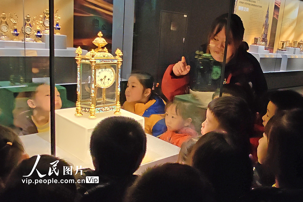 上百件古董钟表亮相大连博物馆