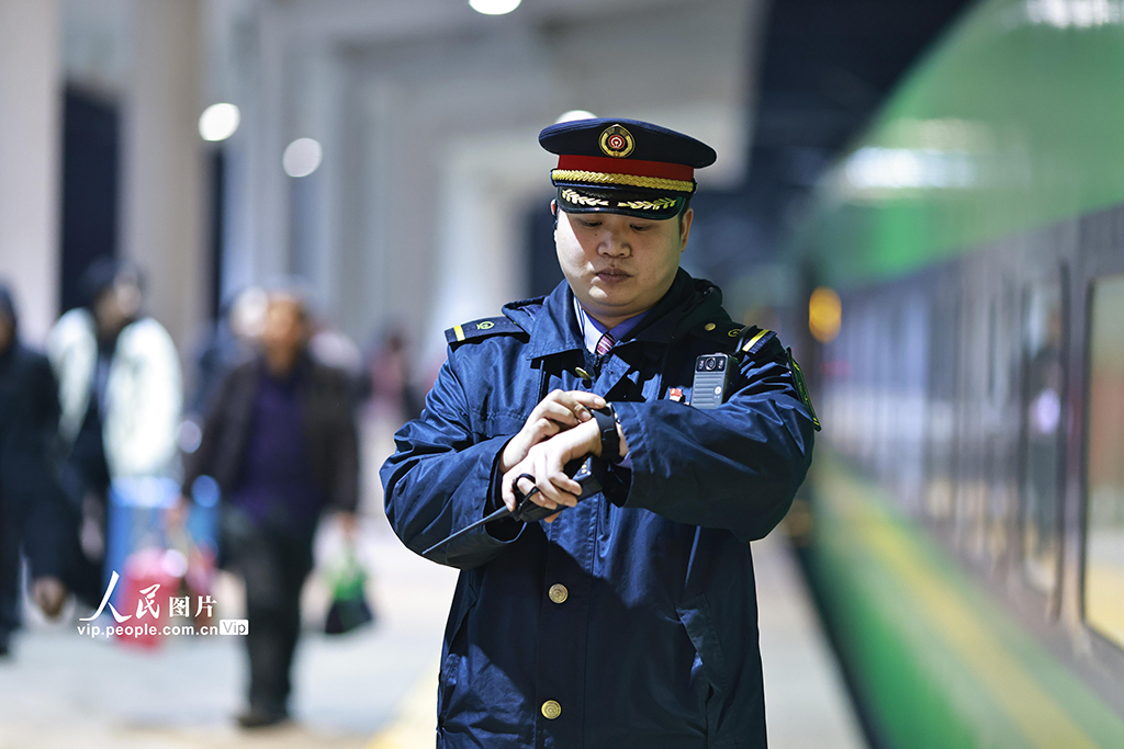 重庆：“夜间动车”温暖回家路