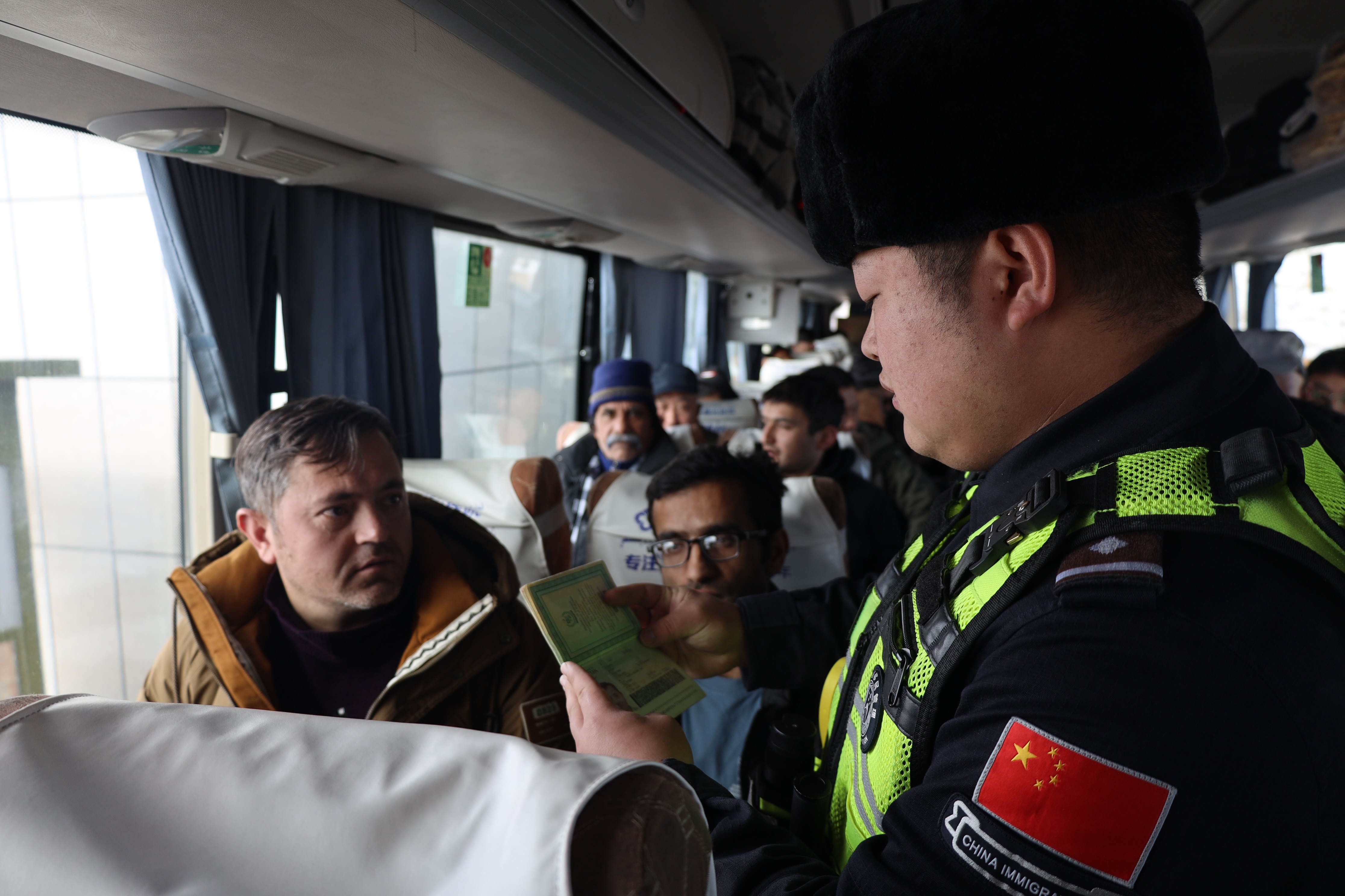 图为红其拉甫边检站民警查验出入境旅客证件。