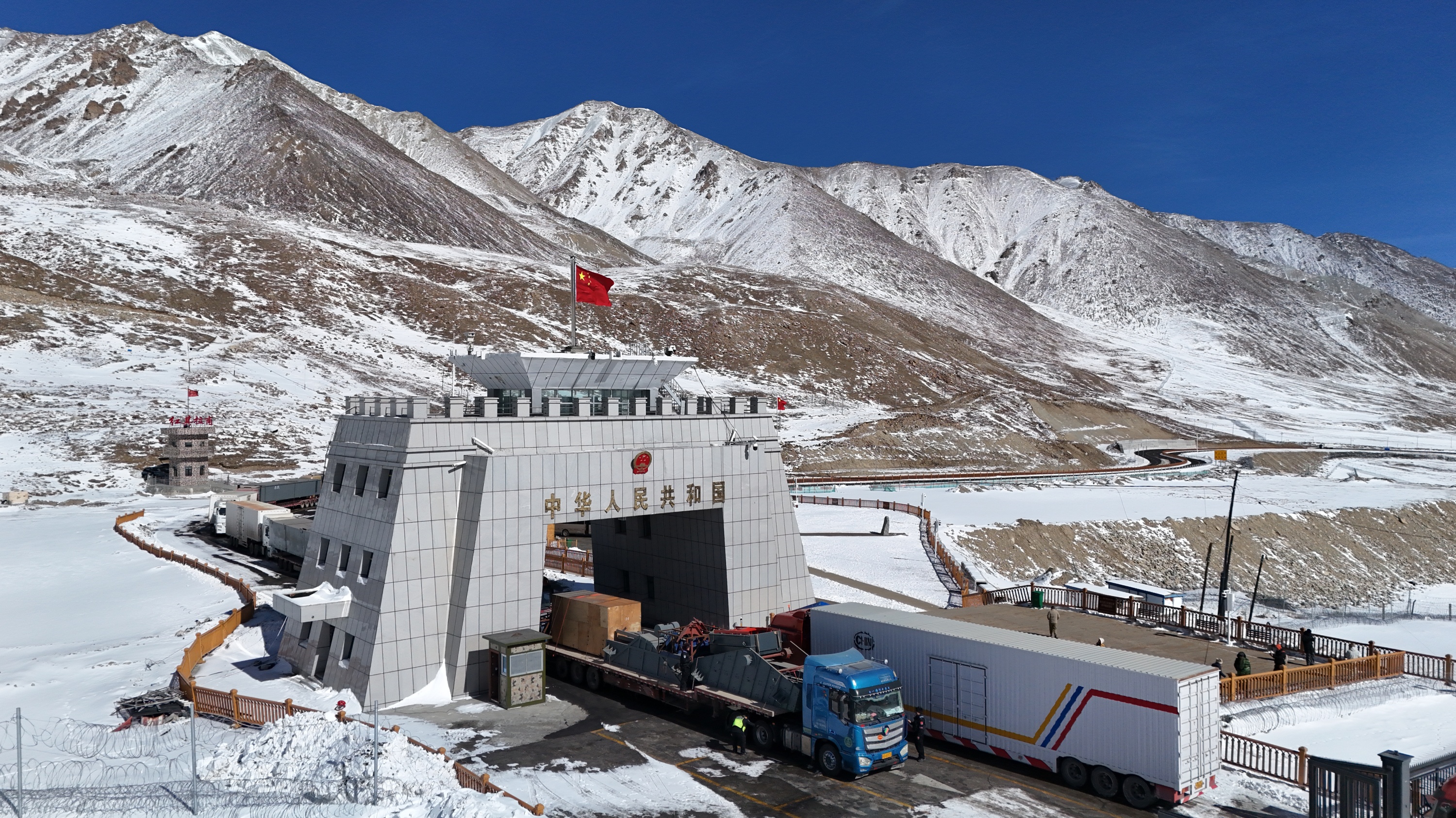 图为红其拉甫边检站民警在极寒天气下，坚守国门一线，保障通关顺畅。