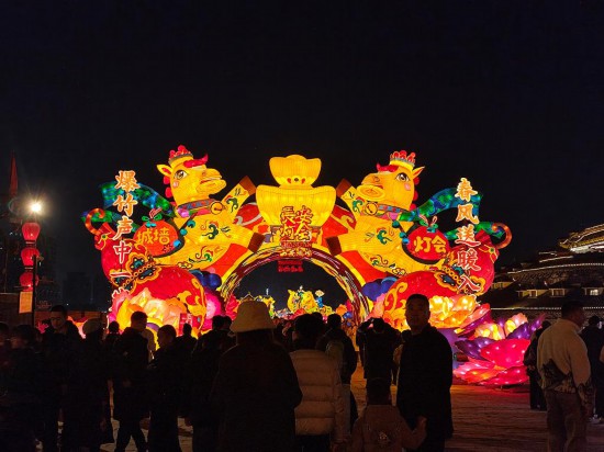 2026年春节前夕,西安城墙景区内以“千灯映长安 午马迎春来”为主题的灯会吸引着众多游人。新华社记者 张申博 摄