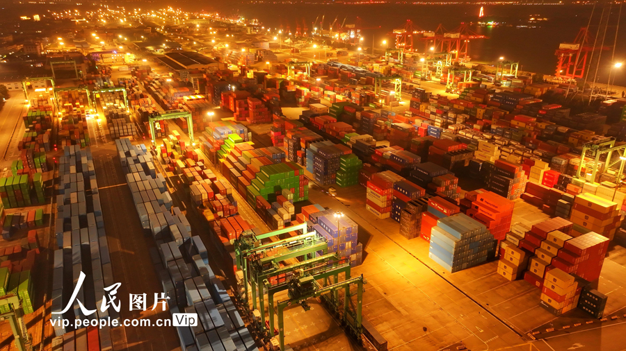 江苏张家港：港口作业忙