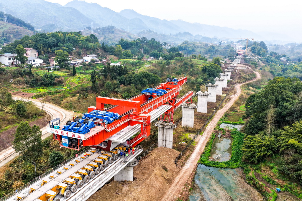 2月26日，在重庆市合川区清平镇的西渝高铁建设工地，架梁机在进行架梁作业（无人机照片）。