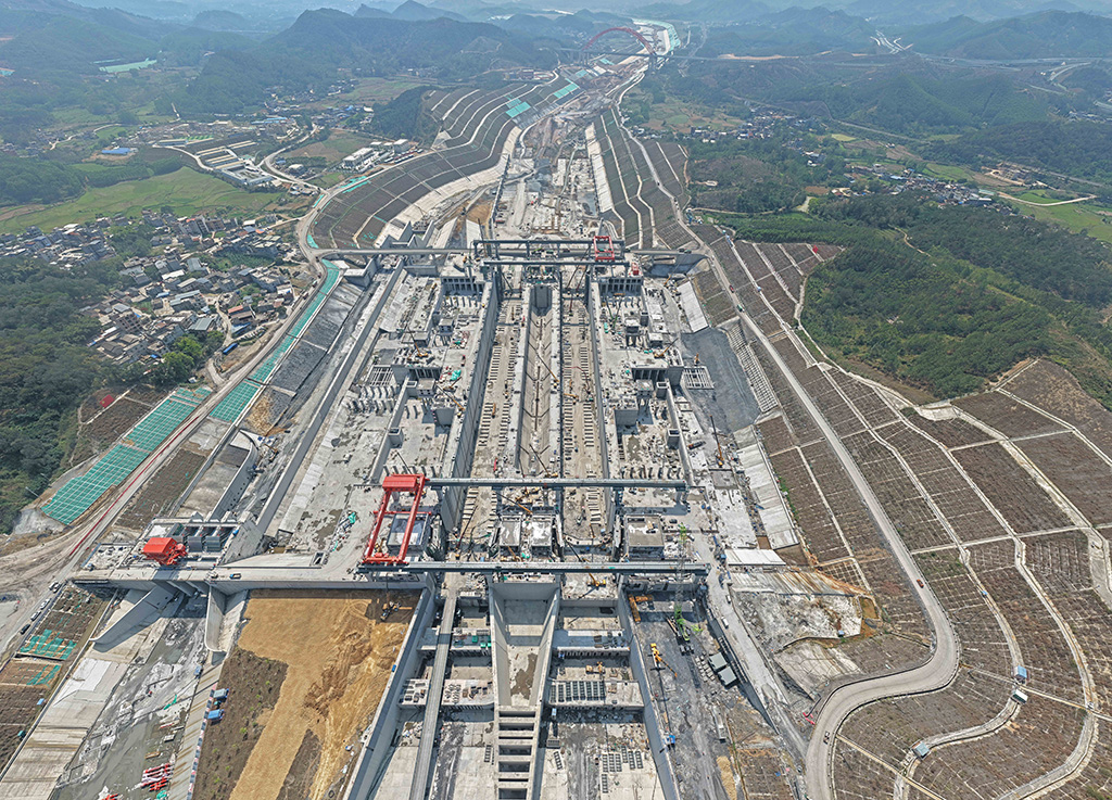 这是3月5日拍摄的广西平陆运河马道枢纽建设现场（无人机照片）。