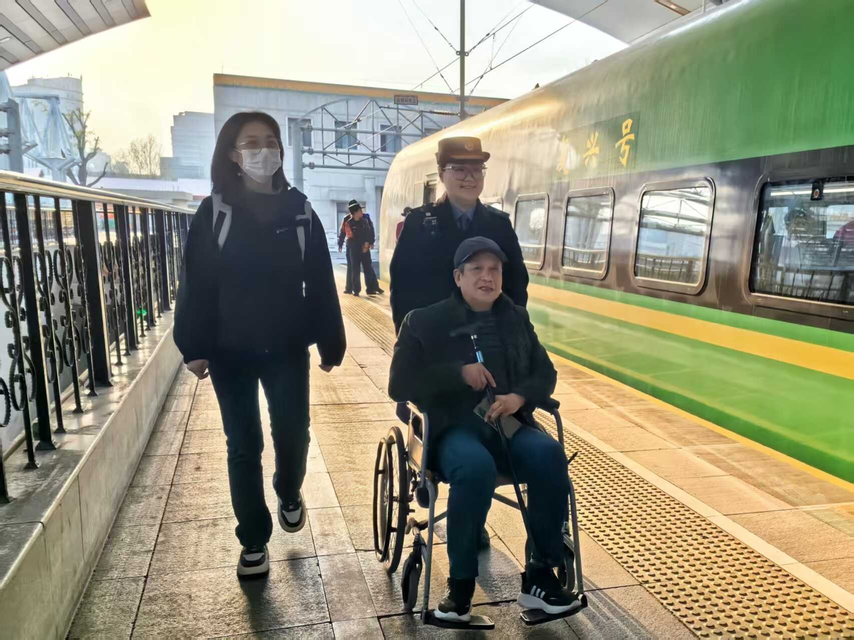 1.1 崔圣阳:守护41趟往返的“铁路蓝”.jpg