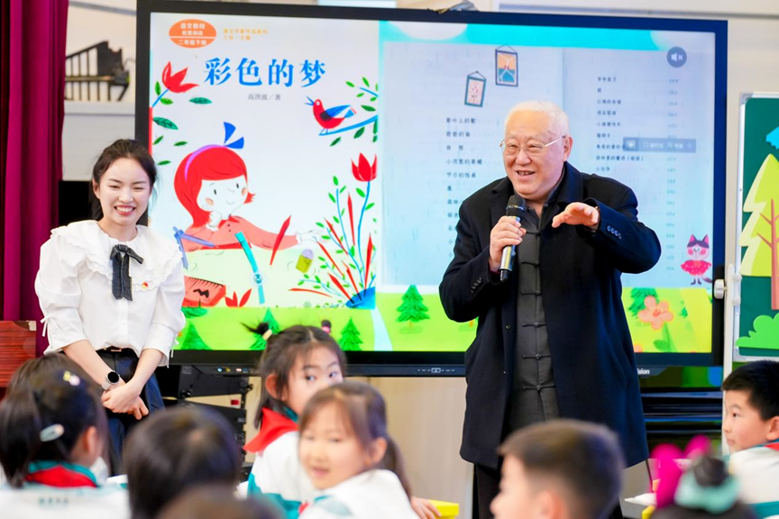 作家高洪波带来“童诗的欣赏与写作”专题讲座。人教社供图