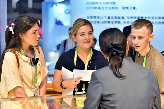 外国嘉宾在了解新、奇、特、酷的中国展品。人民网记者 任峰涛摄