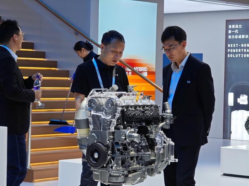 观众驻足供应链企业展台。人民网记者 王天乐摄