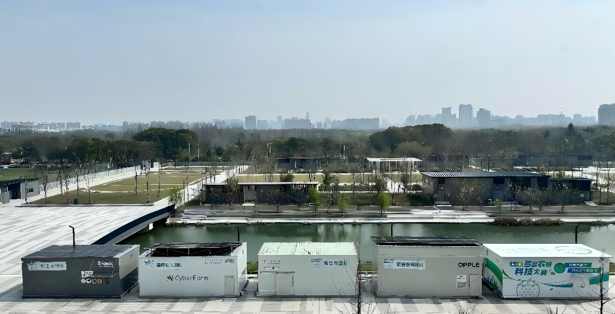 4支决赛队伍各自设计、建造了50平方米的草莓植物工厂。陆云波摄