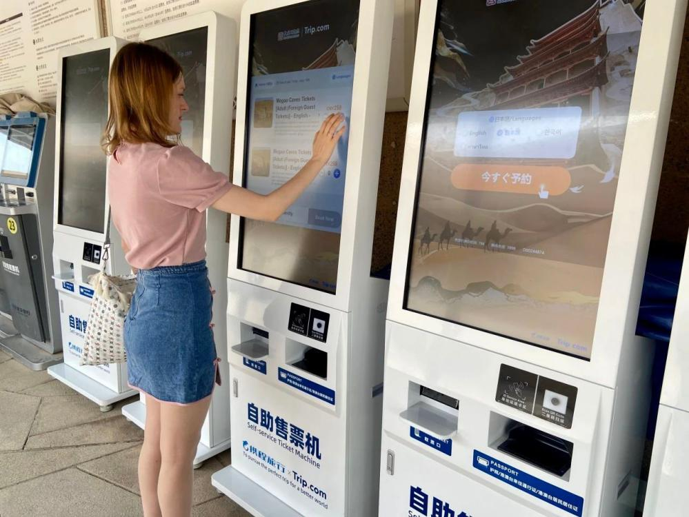 海外游客使用多语种自助售票机。在线旅游平台供图